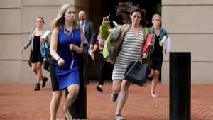 الصحفيون يركضون خارج قاعة المحكمة