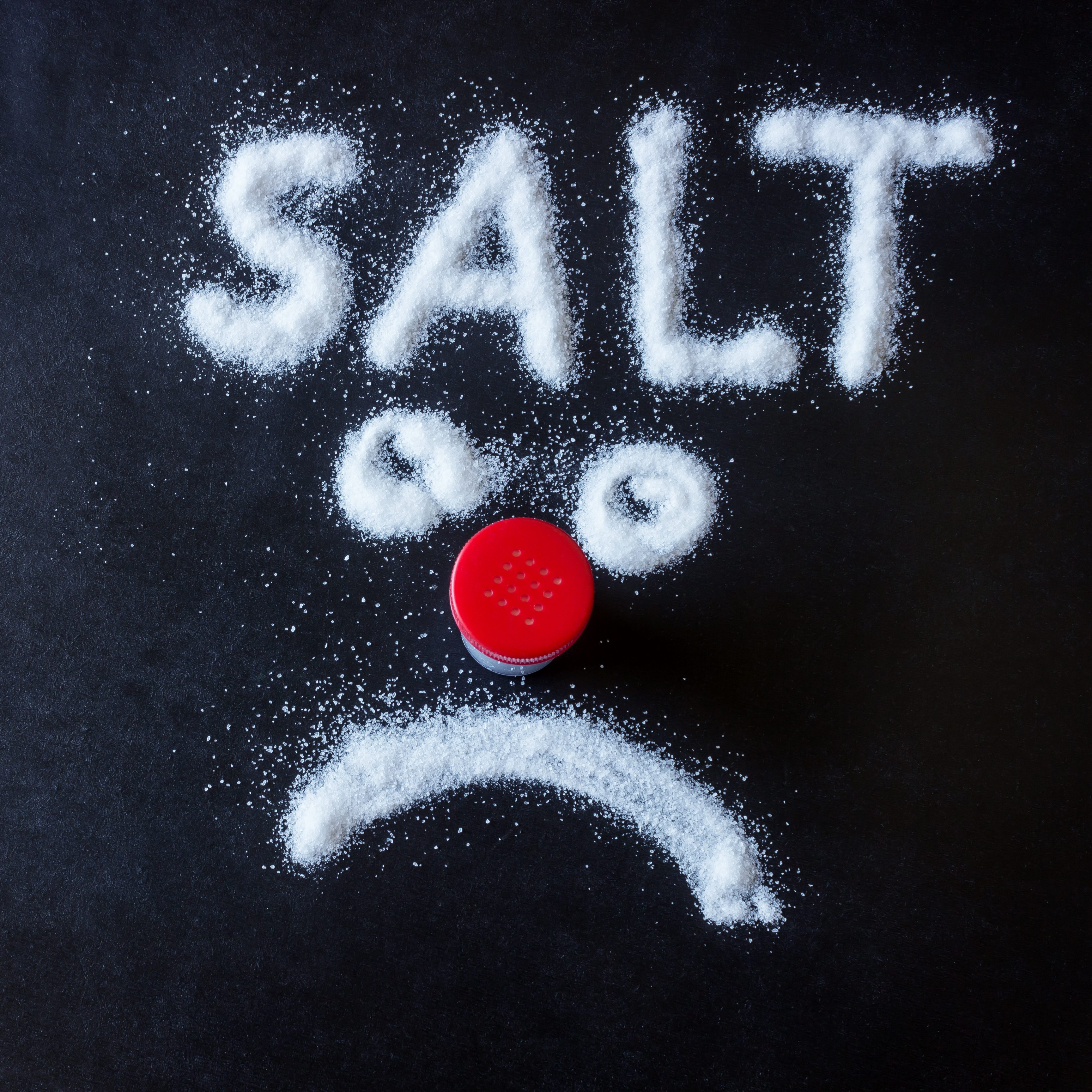 الأمر مربك.. دراسة جديدة: تقليل الملح ضارٌ أيضاً! فإليك الكمية التي تحميك من الأمراض