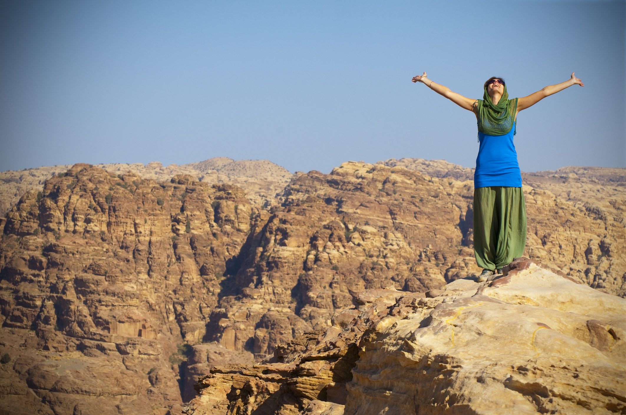 رحلة ممتعة وسط هذا الطريق الجبلي