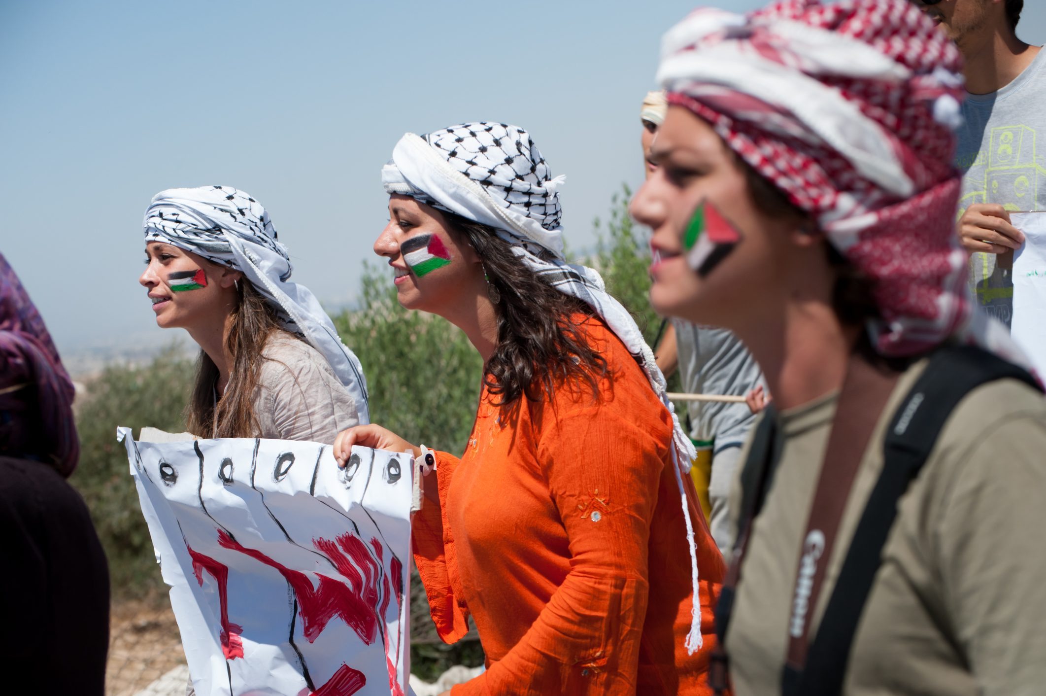 نساء فلسطينيات في مسيرة ضد الاحتلال الإسرائيلي