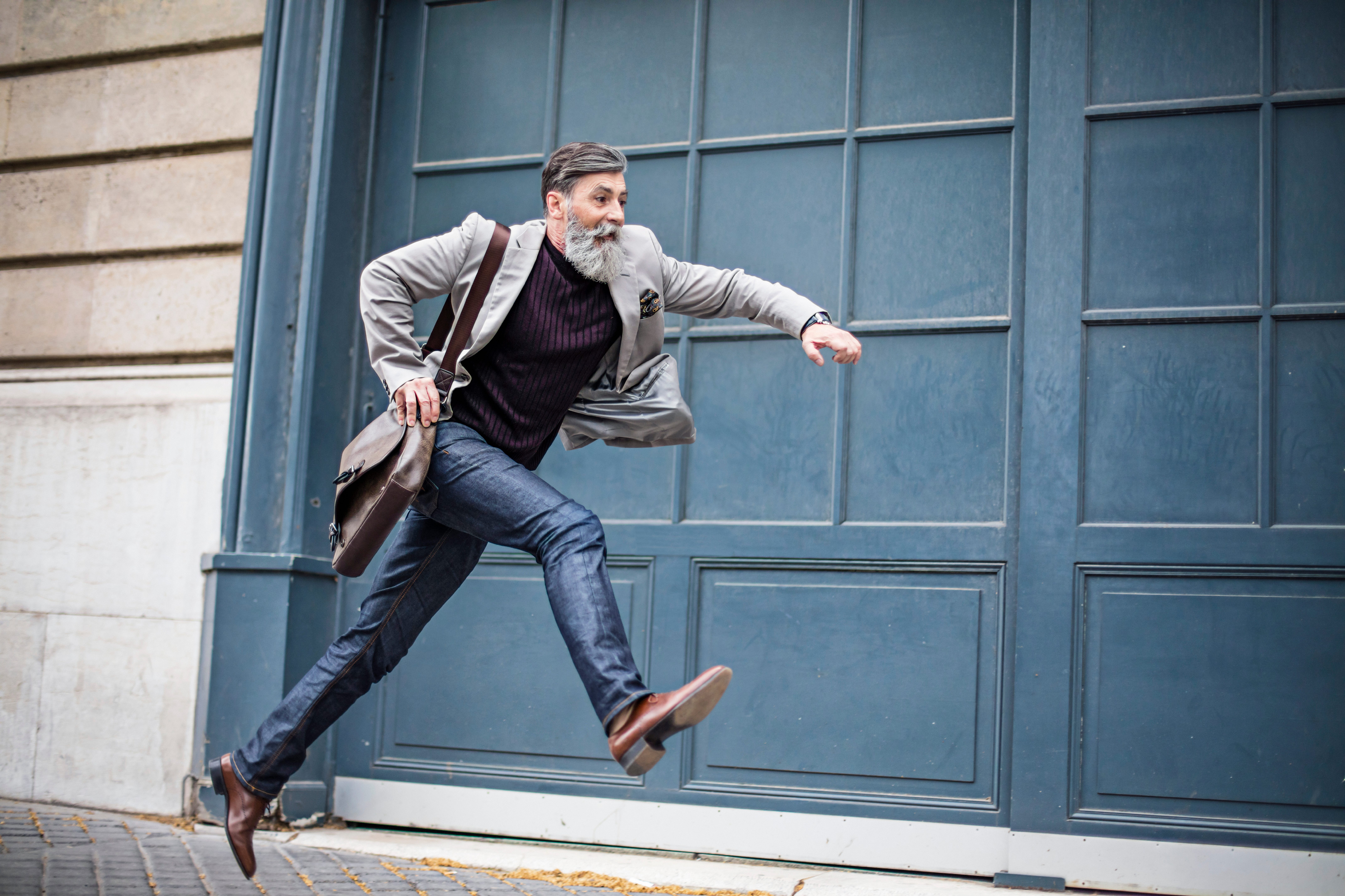 رجل يهرب من الشرطة ويتسلق جداراً لم يكن يعرف أنه سيدخله إلى مقر المخابرات الفرنسية، لكن ما هي تهمته؟