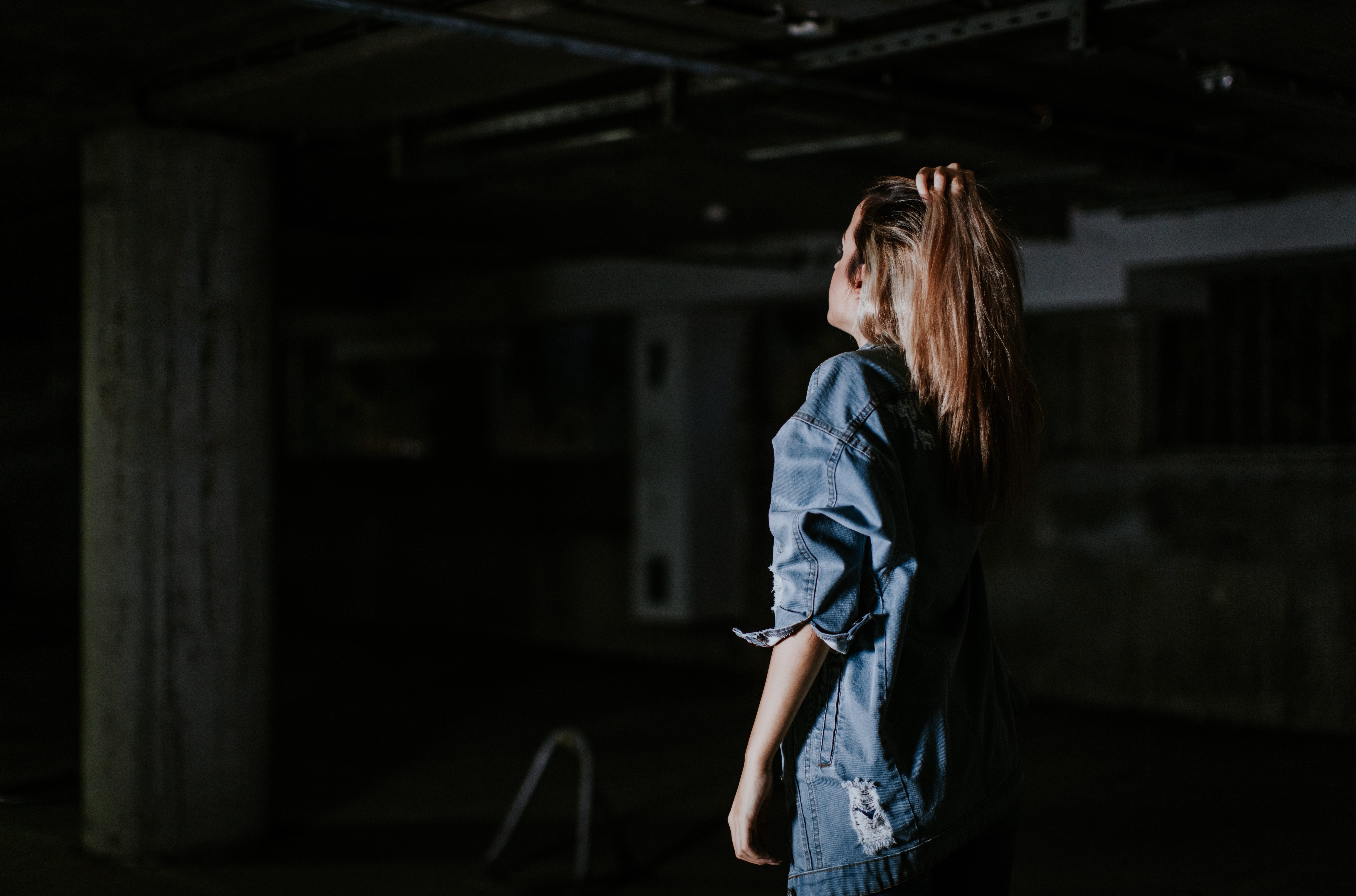 اختفت وهي طفلة، والآن وجدوها  بغابة وعمرها 28.. قصة عجيبة لمشعوذ مُسن خدع فتاة ليمارس معها الجنس 15 عاماً