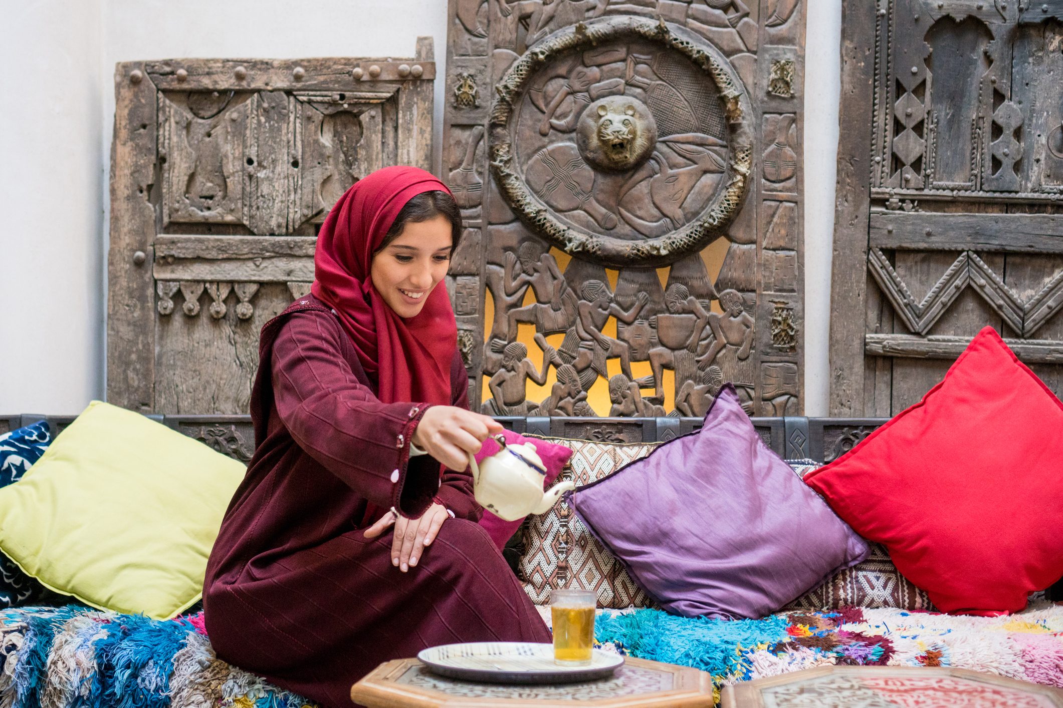 تشرب فيه شايا مغربيا أخضر وتطل على اسبانيا.. أبناء طنجة متخوفون من إغلاق مقهى الحافة التاريخي