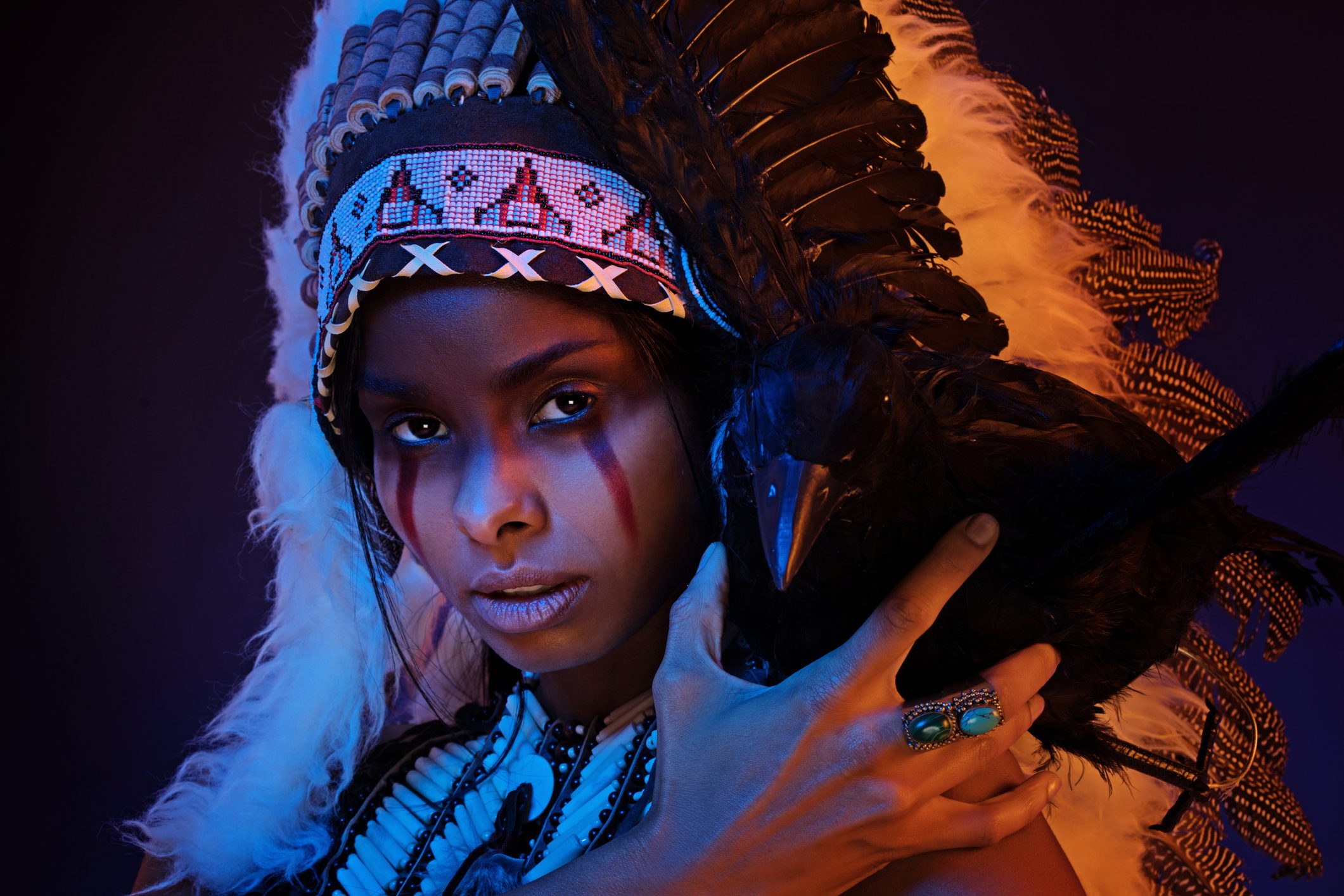 كولومبوس اكتشف أمريكا بالخطأ.. ماذا تعلم عن الهنود الحمر الذين كانوا يلقون الذهب والزمرد في النار لأجل الآلهة؟