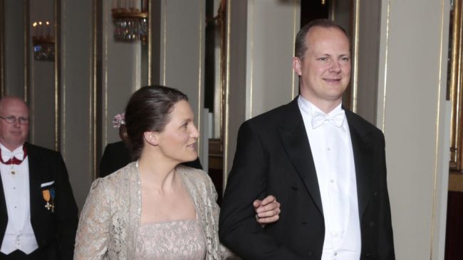 استقال من «أجل عيون زوجته».. وزير أوروبي يتخلى عن منصبه لتحقيق رغبة شريكة حياته