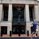 الصحفيون يركضون خارج قاعة المحكمة