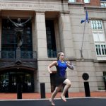 الصحفيون يركضون خارج قاعة المحكمة