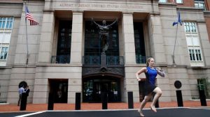 الصحفيون يركضون خارج قاعة المحكمة