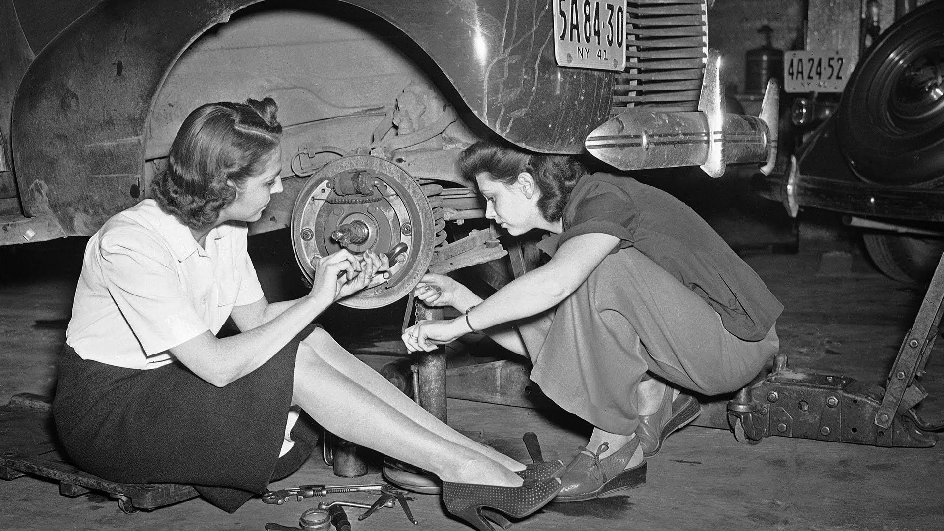 قناصة، طيارة،مشغلات أجهزة معقدة.. كيف حلت النساء محل الرجال في الحرب العالمية الثانية بمعسكرات الموت