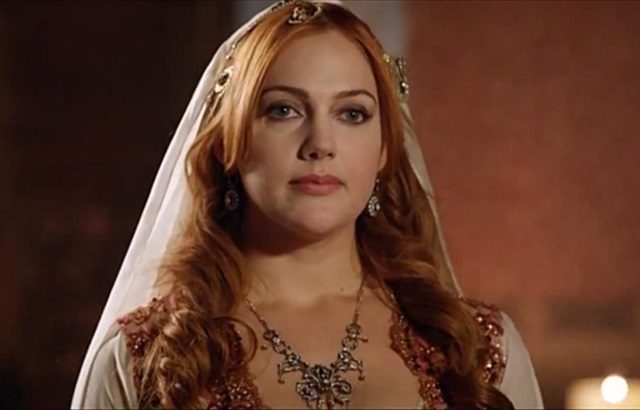 هجوم على مريم أوزرلي من ممثلة تركية: «كفى.. لستِ السلطانة هيام، هذا القرن انتهى!»