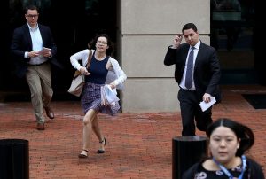 الصحفيون يركضون خارج قاعة المحكمة