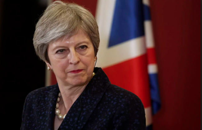 لقطة غريبة التقطها مصور أثناء لقاء الأمير ويليام برئيسة وزراء بريطانيا .. انهيار هذا أم ماذا يا تيريزا ؟ (صورة)