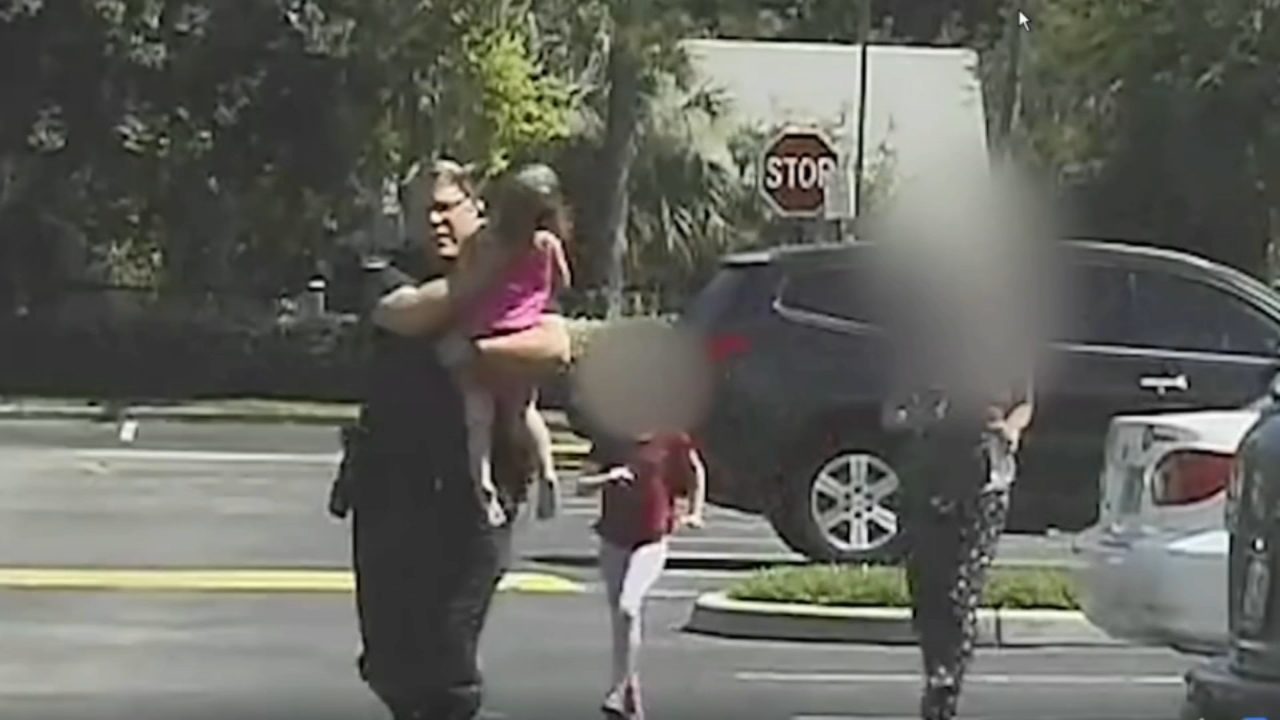 نسيتها أمها داخل سيارة شديدة السخونة وكادت تلفظ أنفاسها.. طفلة عمرها 3 سنوات باتت ليلة كاملة داخل مركبة!