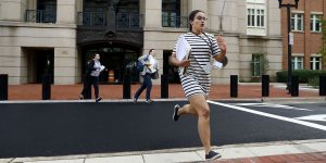 الصحفيون يركضون خارج قاعة المحكمة