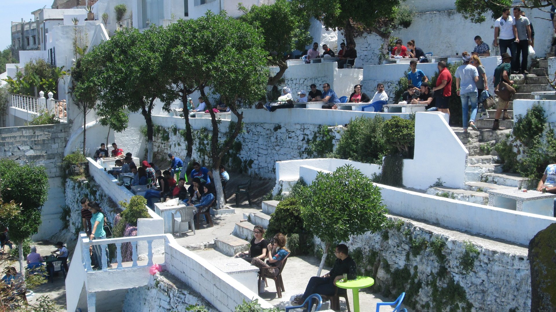 أضحى المقهى قِبلة للمشاهير الذين زاروا طنجة منذ افتتاحه سنة 1921