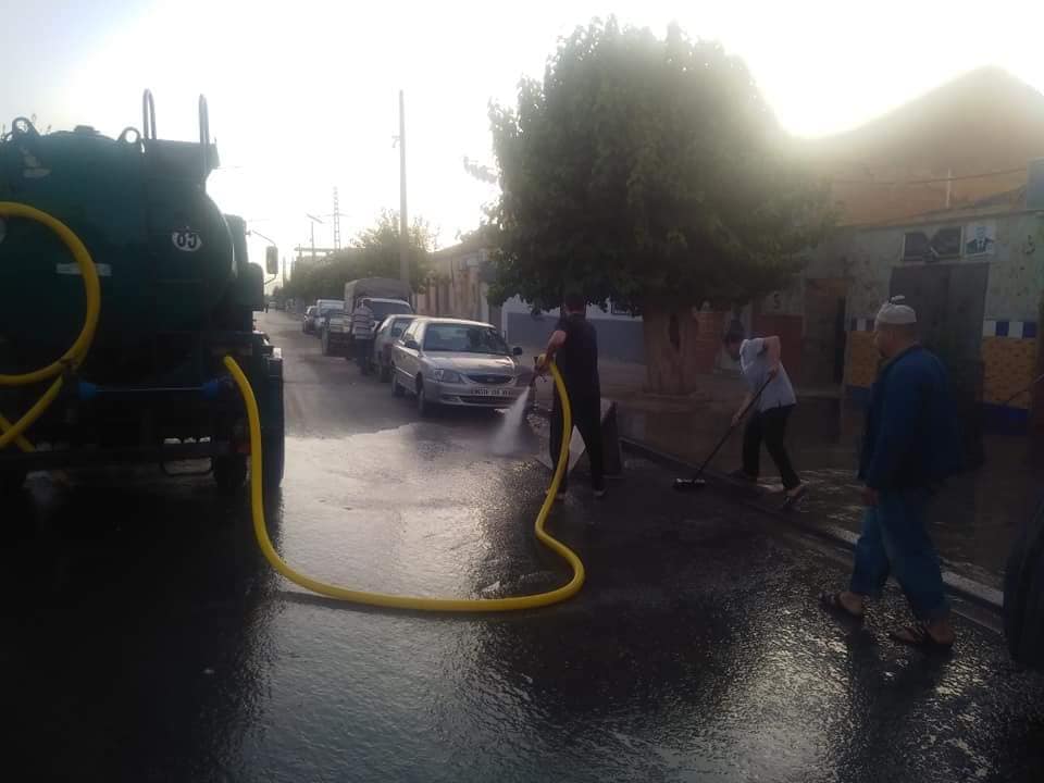 تقوم مصالح البلدية بحملة تنظيف واسعة، باستعمال المواد المطهرة