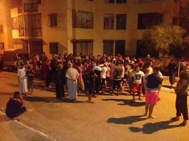 تجمع للأهالي أمام بيت الطفة في حي الياسمين