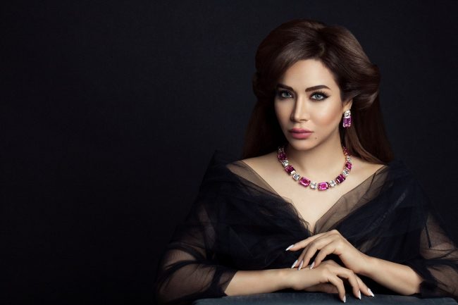 السعودية لجين عمران تكشف “أسرار” نضارة بشرتها.. نفت أن يكون الماء وحده كافياً