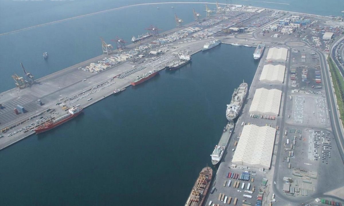 ميناء جبل علي هو الأبرز إقليمياً كمحورٍ للنقل العابر