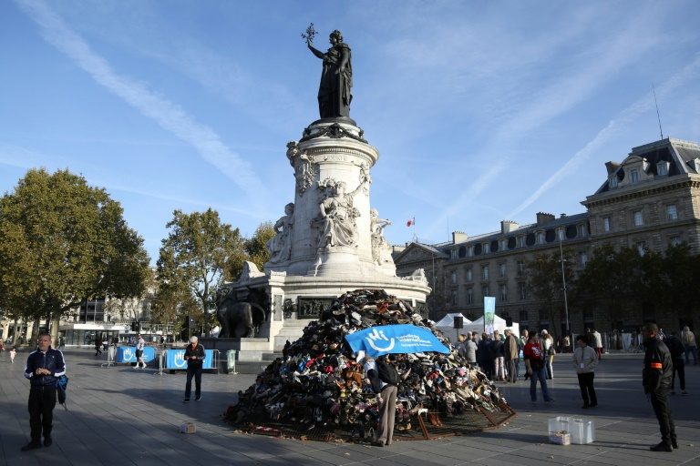 فرنسيون يصنعون هرماً من الأحذية وسط العاصمة احتجاجاً على استهداف المدنيين في العالم