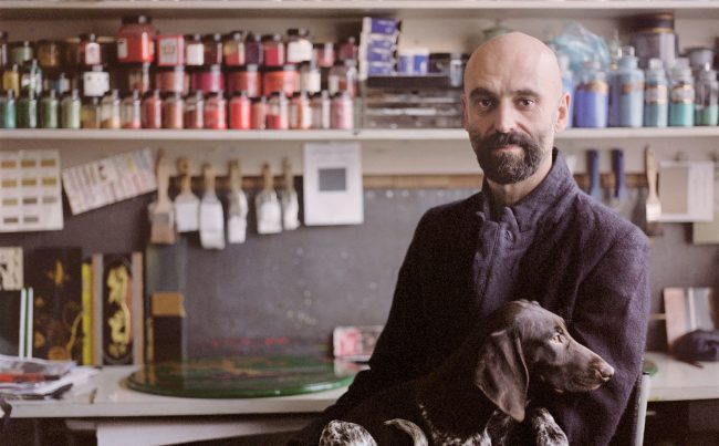 يبحث عنها في بول البقر وأنياب الفيلة.. هذا الرجل يعيد خلق الألوان المفقودة عبر التاريخ