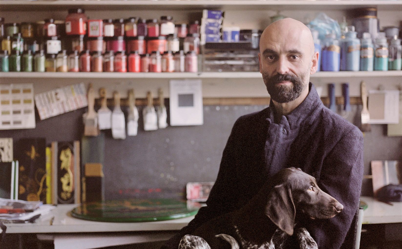 يبحث عنها في بول البقر وأنياب الفيلة.. هذا الرجل يعيد خلق الألوان المفقودة عبر التاريخ