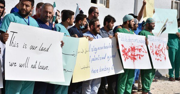 300 طبيب ومسعف يتظاهرون في إدلب.. ارتدوا لباس العمل وحملوا الورد وعلم الثورة السورية