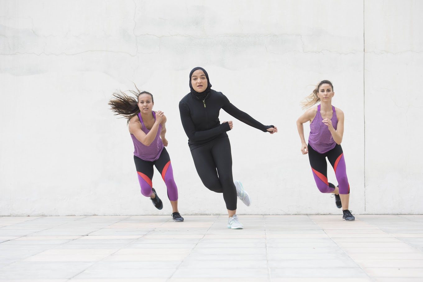 تعتبر حجابها حرية شخصية وتناضل من أجل تغيير الصور النمطية عن المرأة العربية.. قصة منال رستم أول عداءة لشركة Nike