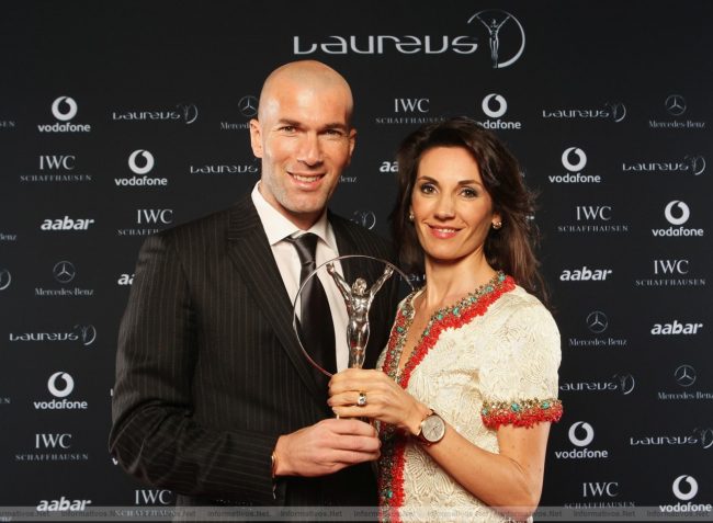 زيدان بصحبة زوجته بمركز تسوق، والكاميرا ترصده بحالة غير مألوفة.. يبدو أن جميع الرجال يعانون من هذه المشكلة