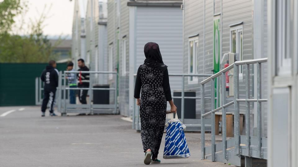 إلزام اللاجئين بالإقامة