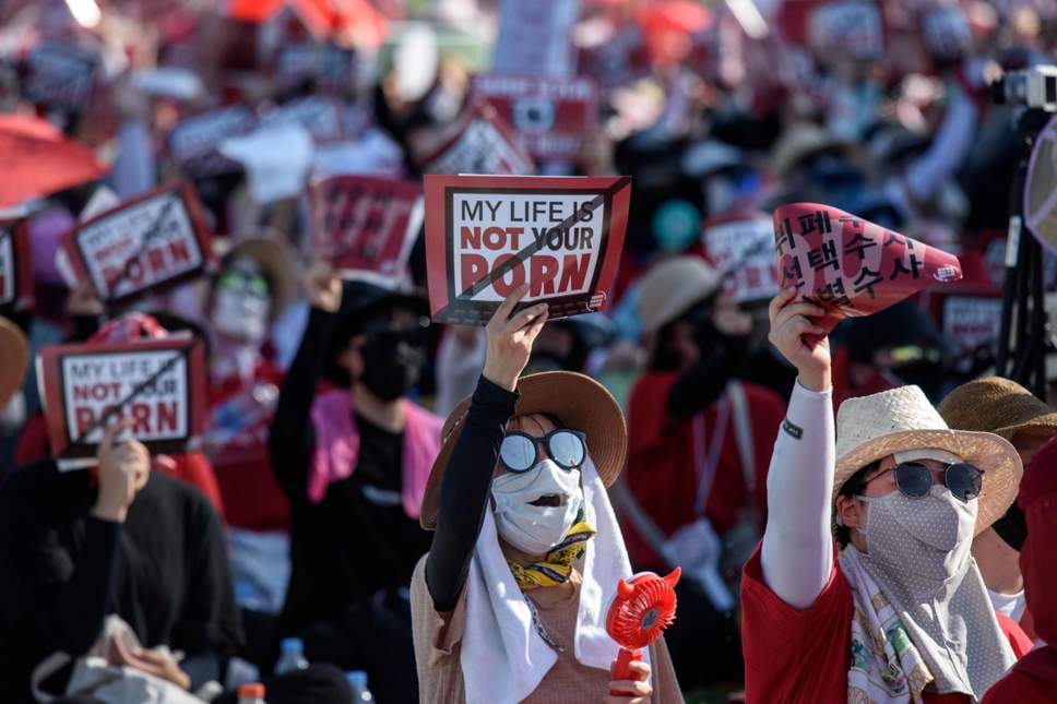 استنفار لدى حكومة كوريا الجنوبية بسبب كاميرات سرية لتصوير النساء في المراحيض العامة.. 8 آلاف موظف يكافحونها دون جدوى حتى الآن