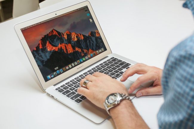 كونه من آبل لا يعني أنه الأفضل.. لماذا تدفع كل هذا المال في MacBook Air رغم أن هناك أفضل وأرخص منه