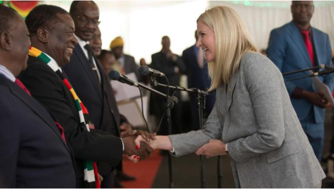 حسناء في حكومة زيمبابوي الجديدة تثير الانتباه.. ما قصة الوزيرة الشقراء الملقَّبة بـ«الفتاة الذهبية»؟