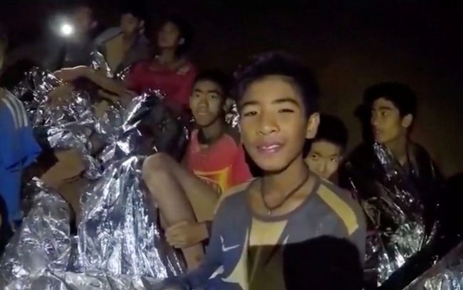 مخرج آسيوي يتعهد برواية حكاية “أطفال الكهف التايلانديين” قبل أن تخطفهم هوليوود