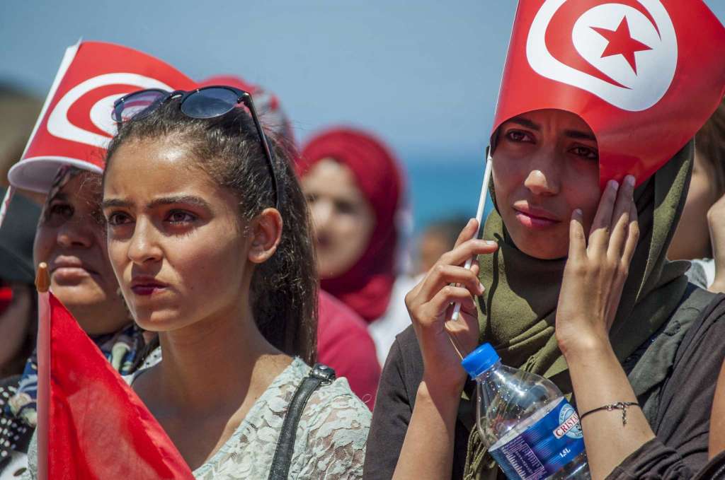 نحن واعون ولسنا منحرفين! عن شباب تونس وصناعة الأمل