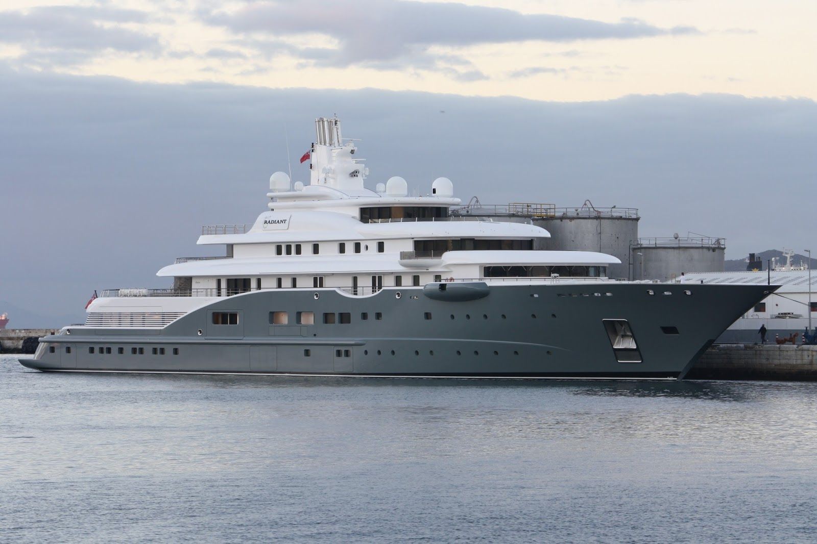 «القصر العائم»: يخت فاخر لملياردير عربي ثمنه 286 مليون دولار يرسو على سواحل بودروم التركية، وهذه مواصفاته