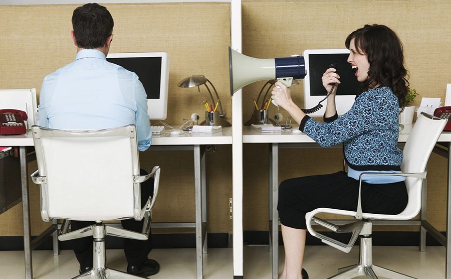 المكاتب المفتوحة تشتت الانتباه