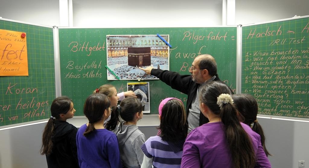 سُني وشيعي، إسلامي ومسيحي! كيف نحلّ أزمة تدريس الدين في الدول العربية؟