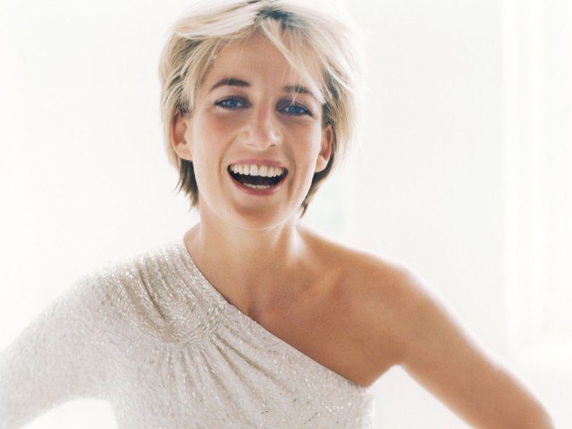 ليست ميغان وحدها من خالفت التقاليد.. الأميرة الراحلة ديانا كسرت البروتوكول الملكي 5 مرات في حياتها!