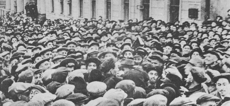 يهود روس يرحبون بغولدا مائير في روسيا عام 1948