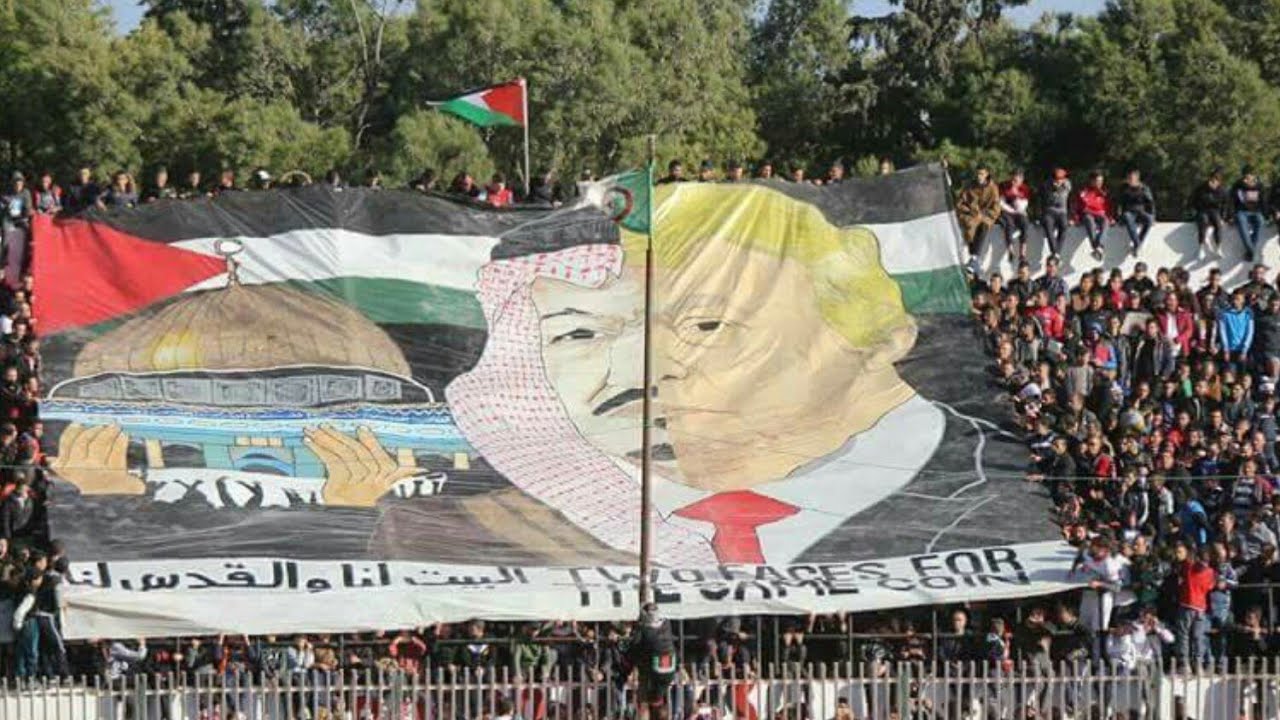 البطالة والهجرة وحتى القضية الفلسطينية حاضرة في شعارات مباريات كرة القدم.. شباب الجزائر يحوِّلون مدرجات الملاعب إلى منبر لبثِّ رسائلهم