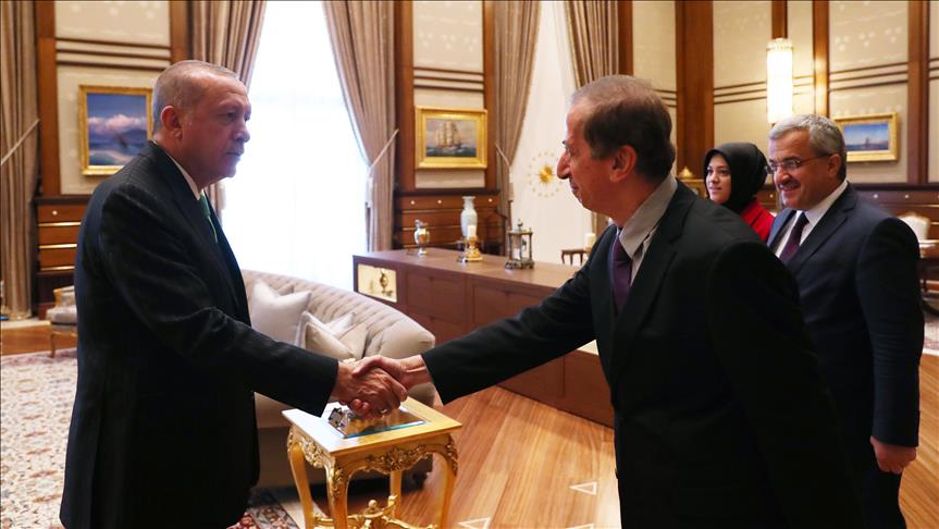 أردوغان يقابل البروفيسور ياسر أبومصطفى - المصدر: الأناضول
