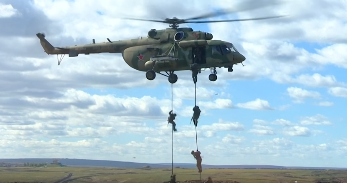 بمشاركة 1000 طائرة و36 ألف آلية عسكرية.. شاهد كيف استعرض الجيش الروسي قوته أمام أعين بوتين