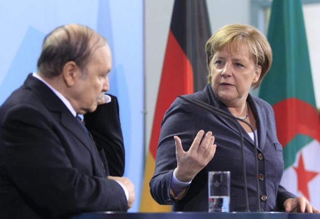 ميركل في الجزائر بدعوة من بوتفليقة.. الزيارة هي الثانية لها منذ 10 سنوات، وهذه أبرز الملفات المطروحة للنقاش