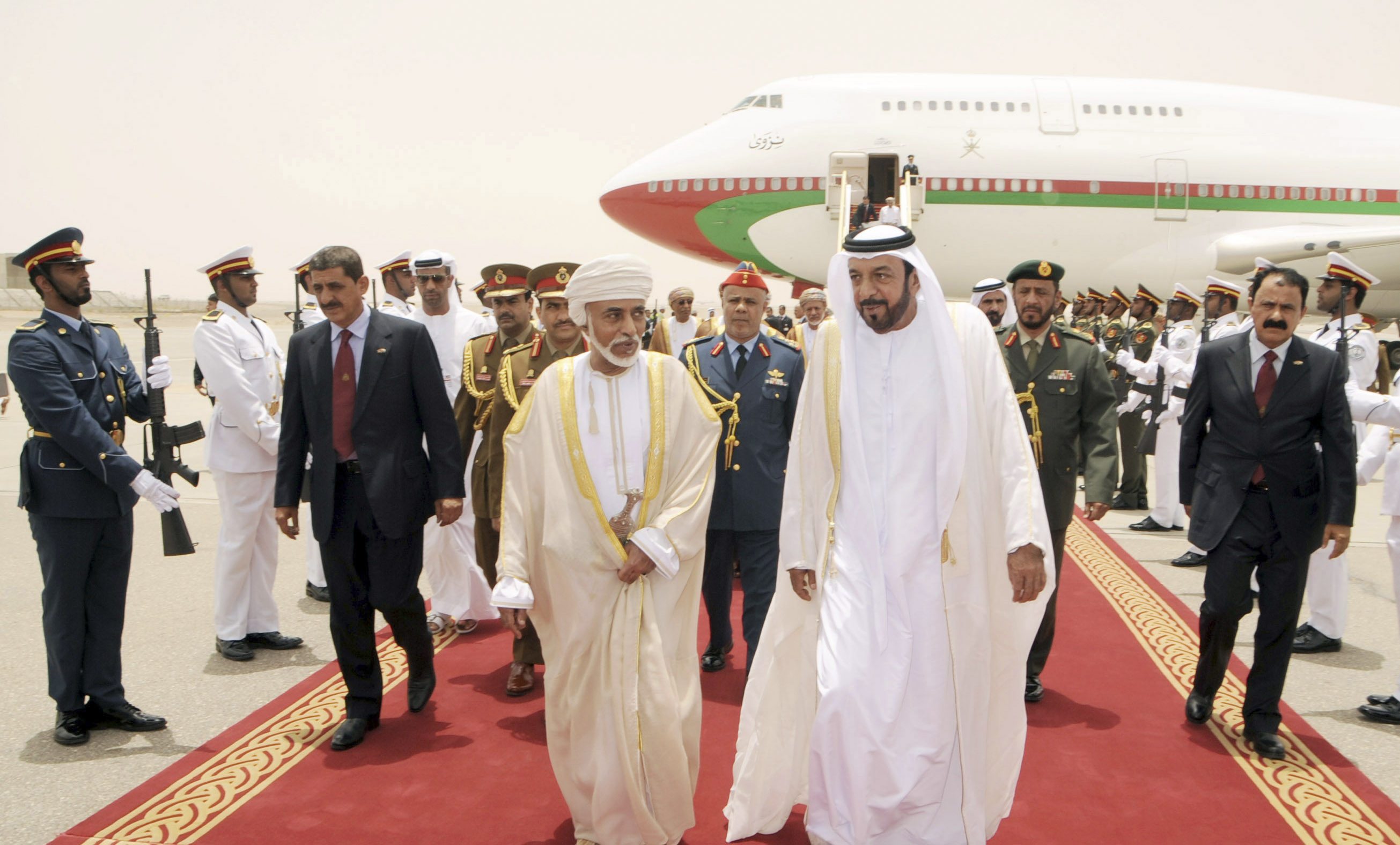 السلطان قابوس مع الشيخ خليفة بن زايد آل نهيان رئيس دولة الإمارات