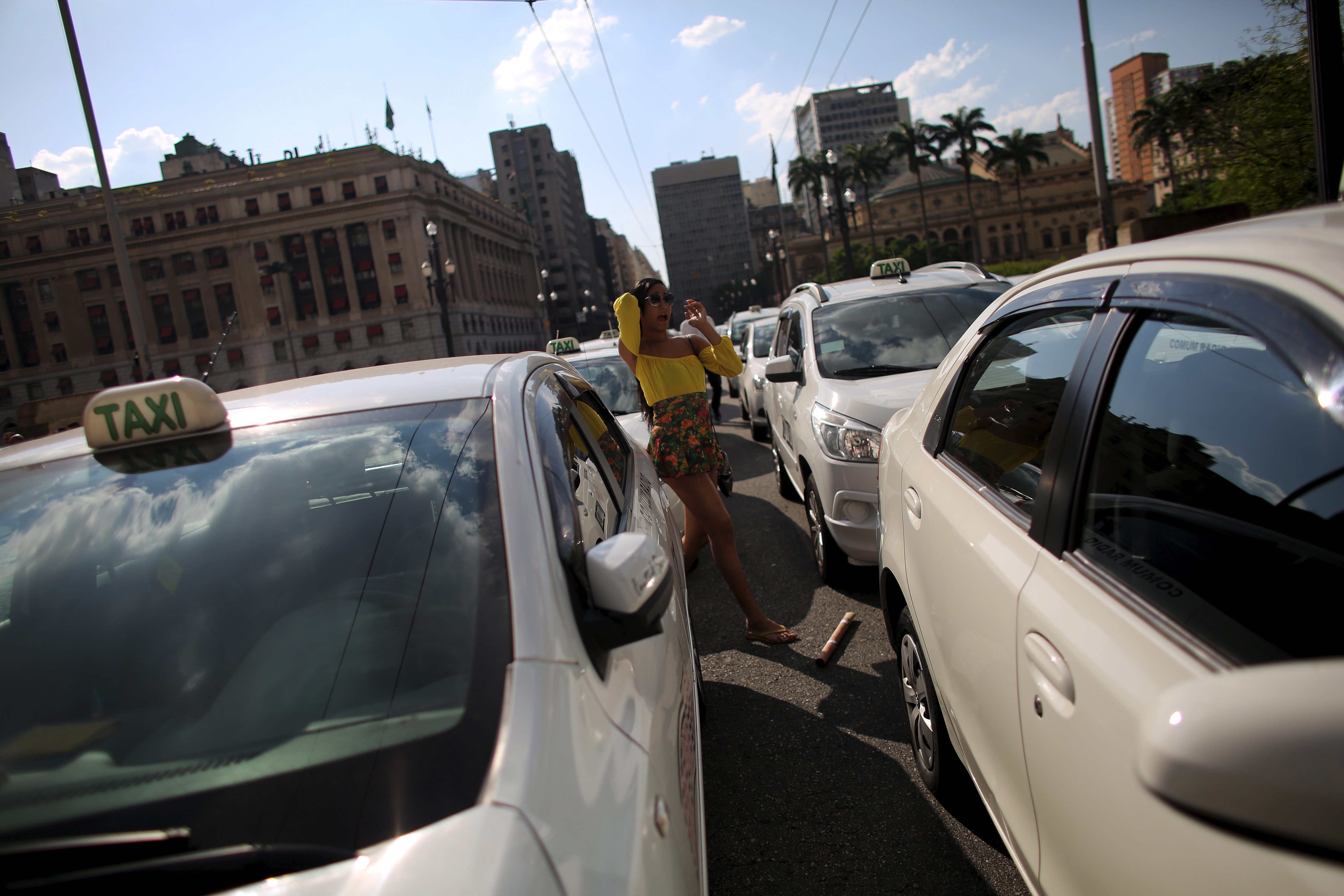 بسبب الجريمة وانعدام الأمن.. شركة توصيل تتجرأ على الذهاب إلى حيثُ لا تستطيع سيارات شركة أوبر في ساو باولو البرازيلية