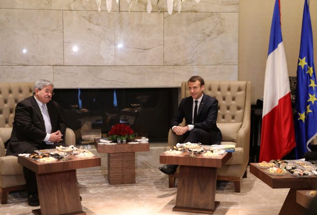 مسؤول في المخابرات الفرنسية وصف بوتفليقة بالميت الحي.. أزمة الجزائر وفرنسا تتفاقم بعد إلغاء التأشيرات وحماية السفارات