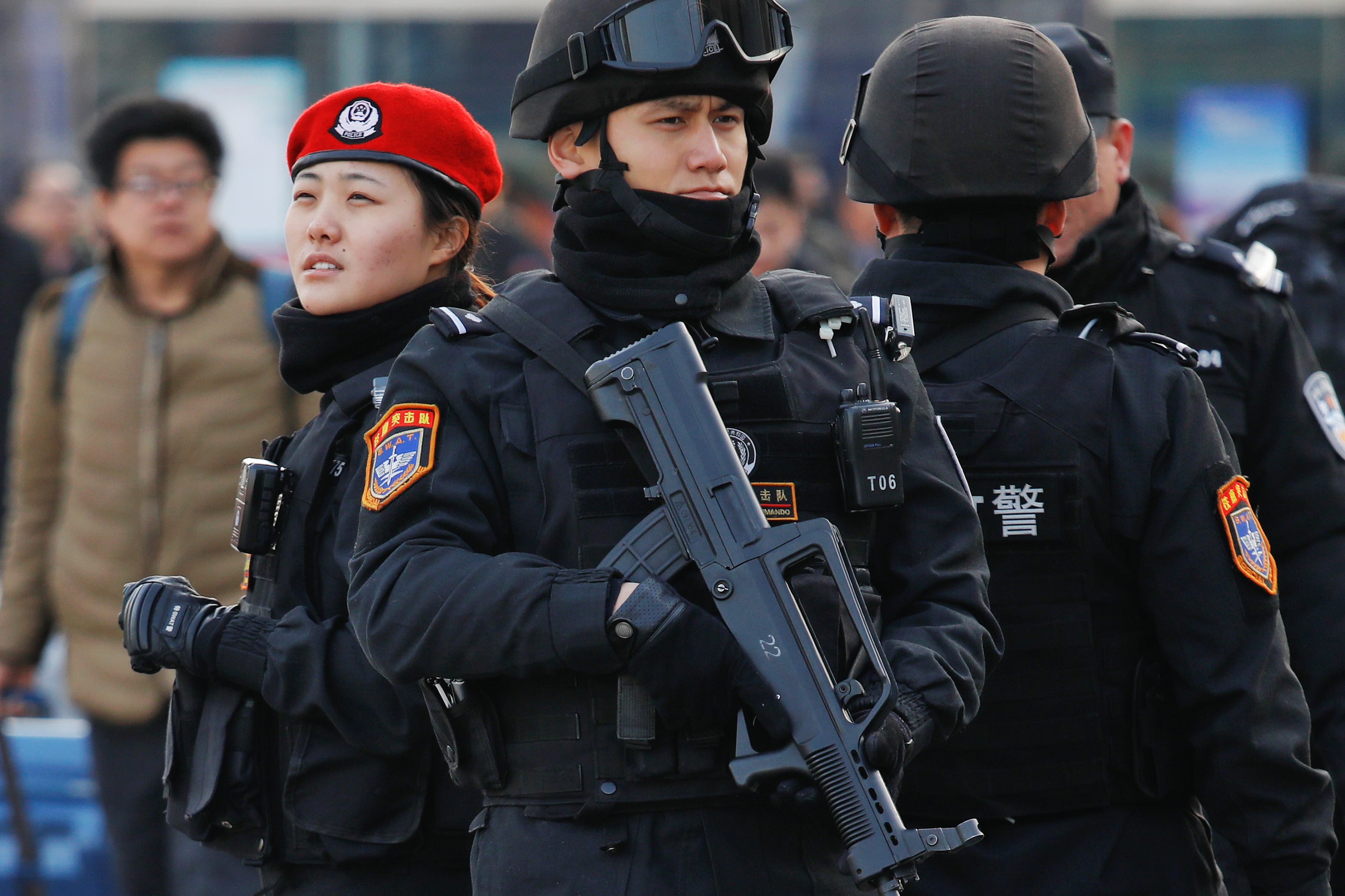 مسلم ضبط ساعته على وقت مخالف لتوقيت بكين، فوجد نفسه بمعسكرات الاعتقال.. الصين توجه له تهمة الإرهاب!