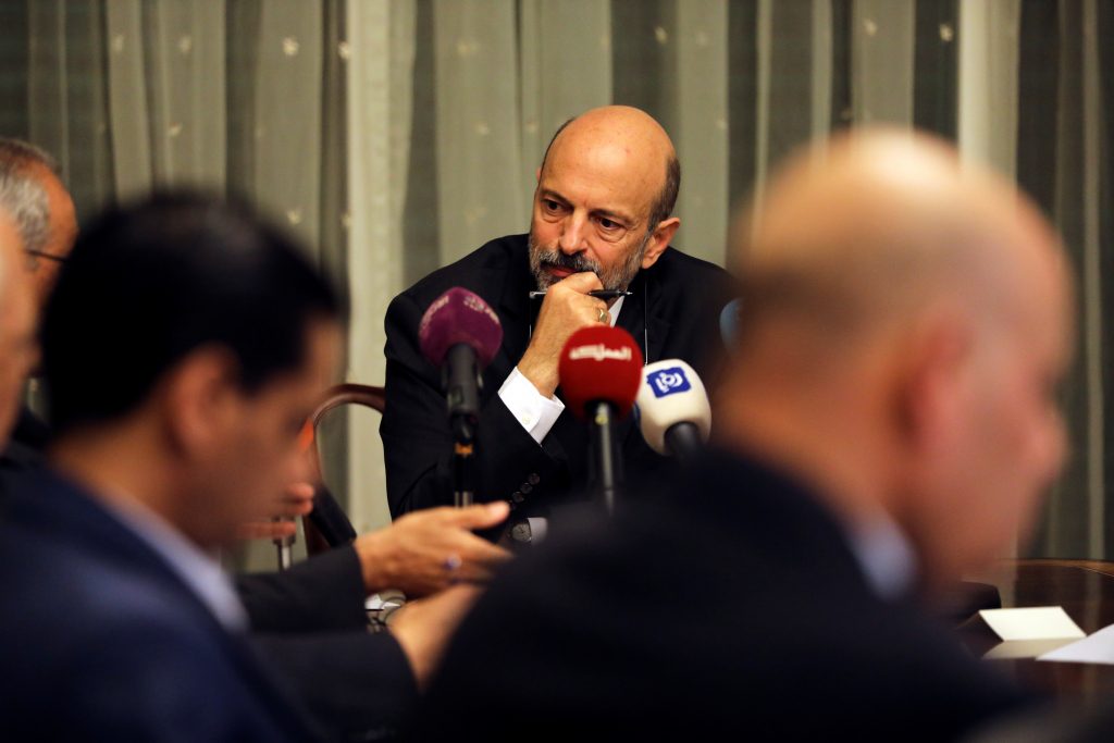 مواجهة مبكرة بين الحكومة والبرلمان الأردني بشأن «ضريبة الدخل»