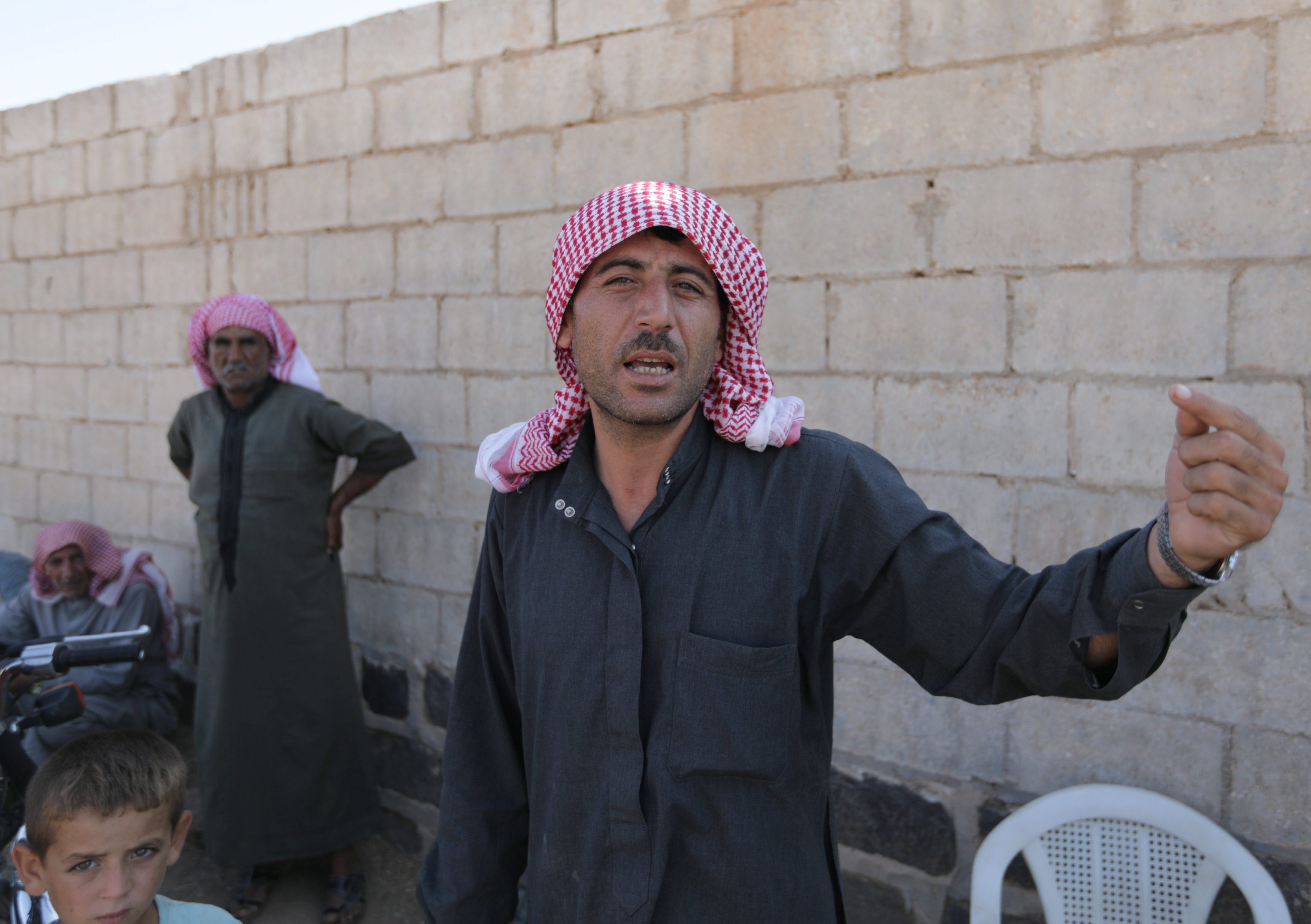 المئات يفرّون من جنوب إدلب خشية هجوم مرتقب.. وتحذيرات من حمام دم ومجزرة يحضّر لها النظام السوري